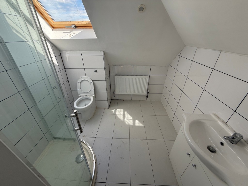 Lot: 166 - HOUSE WITH VERSATILE ACCOMMODATION - Three piece shower room